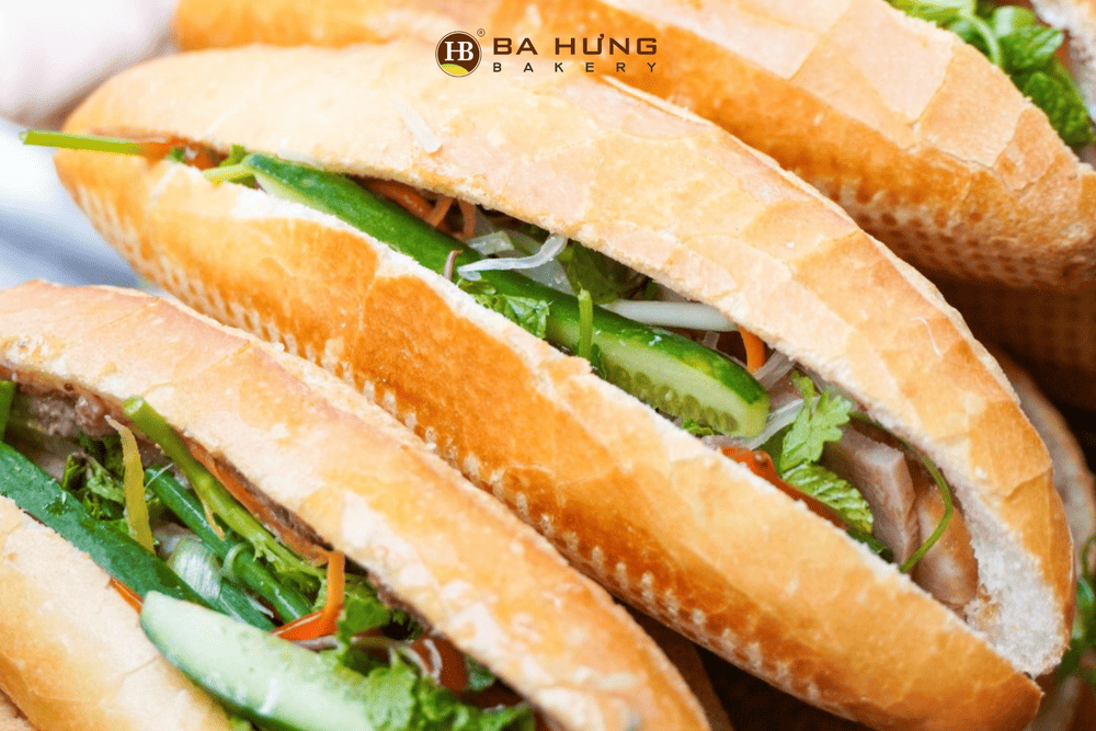 Ba Hung Bread is famous for its crispy crust and a variety of toppings for visitors to easily choose from (Source: Ba Hưng Bakery)